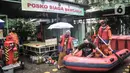 Petugas PPSU saat melakukan simulasi penanganan banjir di Posko Siaga Bencana Kelurahan Sunter Agung, Jakarta, Senin (18/10/2021). Kegiatan dalam rangka memeriksa kesiapan tim dan perlengkapan SAR untuk penanganan banjir saat musim penghujan. (merdeka.com/Iqbal S. Nugroho)