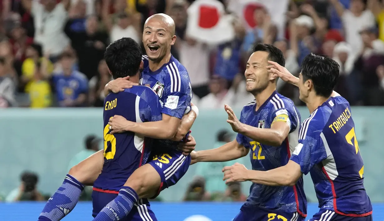 <p>Pemain Jepang,&nbsp;Daizen Maeda (kiri kedua) merayakan gol pertama timnya ke gawang Kroasia saat laga 16 besar Piala Dunia 2022 yang berlangsung di Al Janoub Stadium, Senin (05/12/2022). (AP/Thanassis Stavrakis)</p>