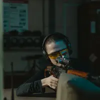 Manfaat olahraga menembak bagi kesehatan tubuh (foto: Pexels/Tima Miroshnichenko)