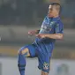 Pemain Persib Bandung, Tantan mengontrol bola saat melawan PS TNI pada lanjutan Liga 1 2017 di Stadion Si Jalak Harupat, Sabtu (05/8/2017). Persib menang 3-1. (Bola.com/Nicklas Hanoatubun)