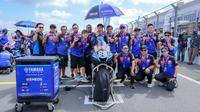 Pembalap Yamaha Racing Indonesia, Wahyu Nugroho berfoto bersama dengan timnya sebelum Race 2 AP250 Asia Road Racing Championship (ARRC) Mandalika 2025 di Sirkuit Internasional Pertamina Mandalika, Lombok, NTB, Minggu (31/08/2025). (Bola.com/Bagaskara Lazuardi)