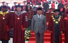 Letjen TNI Eks Wamenhan Lulus S3 Raih Summa Cumlaude di Usia 71 Tahun, Kini Bergelar Doktor