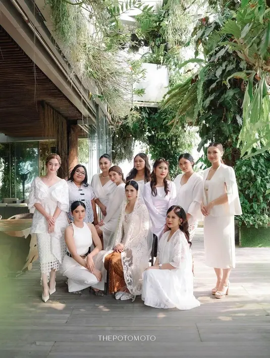 Pesinetron Hana Saraswati mendapuk beberapa rekan selebriti untuk menjadi bridesmaid-nya. Dua di antaranya adalah Ranty Maria dan Ochi Rosdiana. [@raravers.id/@sarahkiehl/@hanahaho].