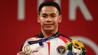 Lifter Indonesia, Eko Yuli Irawan meraih medali perak di Olimpiade Tokyo cabor angkat besi. (AFP/Vincenzo PINTO).