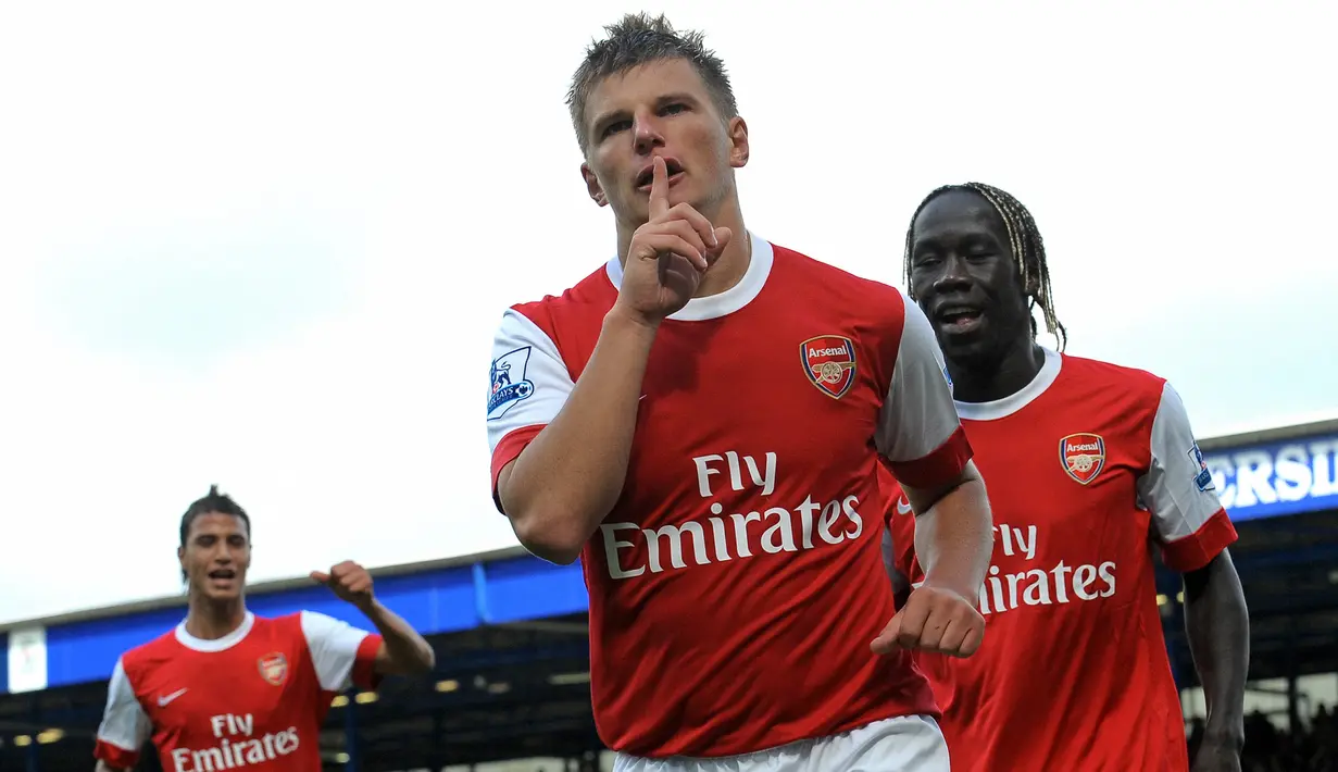Andrey Arshavin. Striker berusia 40 tahun yang pensiun Januari 2019 bersama Kairat Almaty di Liga Kazakstan ini pernah memperkuat Arsenal di Liga Inggris. Total 5 musim mulai 2008/2009 hingga 2012/2013 ia tampil dalam 105 laga di Liga Inggris dengan torehan 23 gol dan 27 assist. (AFP/Andrew Yates)
