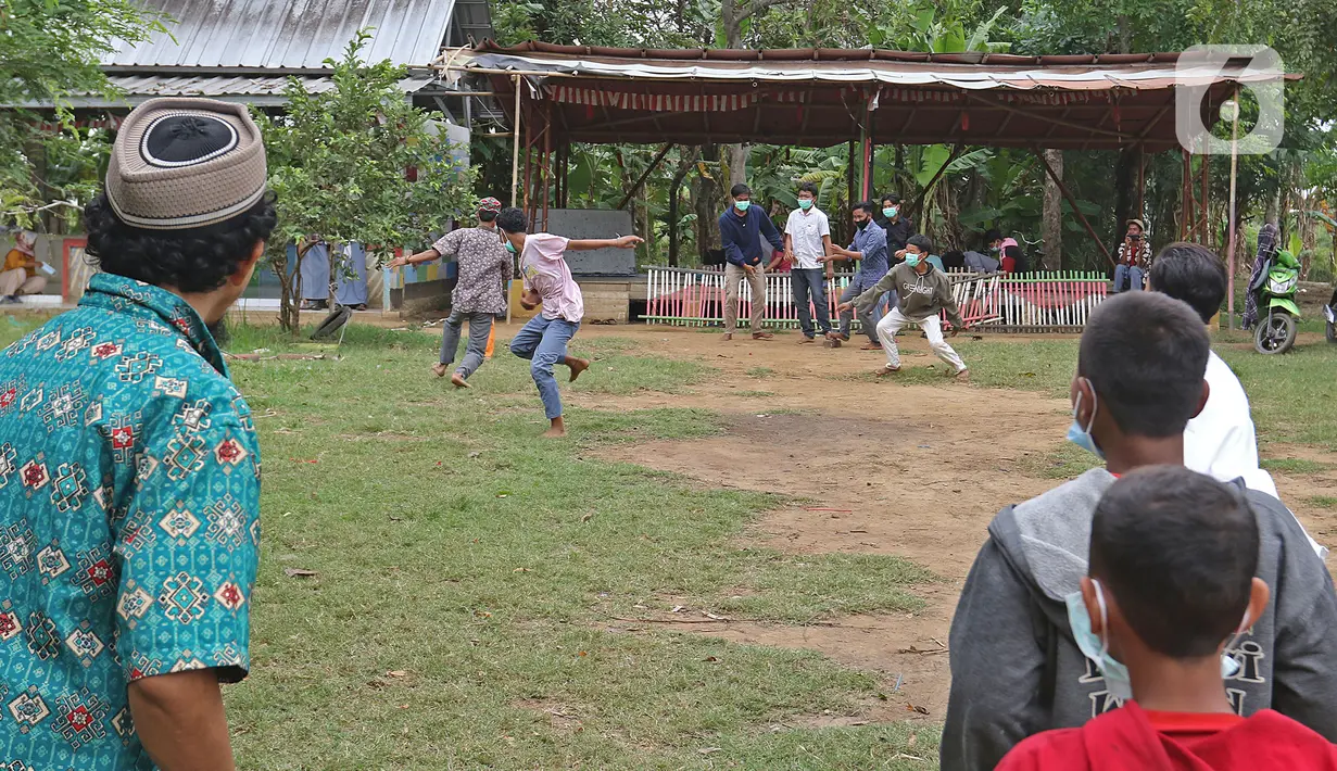 Para murid bermain tap benteng di sekolah alam Sukawangi, Kabuapaten Bekasi, Jawa Barat, Senin (30/11/2020). Kegiatan bermain di alam terbuka menjadi solusi bagi para murid untuk menghilangkan rasa jenuh usai belajar dimasa pandemi COVID-19. (Liputan6.com/Herman Zakharia)