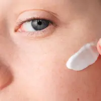 Jangan lupa untuk menggunakan sunscreen setiap pagi, bahkan saat cuaca mendung atau beraktivitas di dalam ruangan. [Dok/freepik.com]