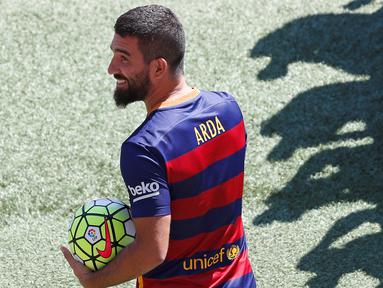 Arda Turan, pemain asal Turki yang direkrut Barcelona dari Atletico Madrid sebesar 41 juta euro diperkenalkan secara resmi kepada publik dalam suatu acara di Camp Nou, Barcelona. Jumat (10/7/2015). (AP Photo/Manu Fernandez)