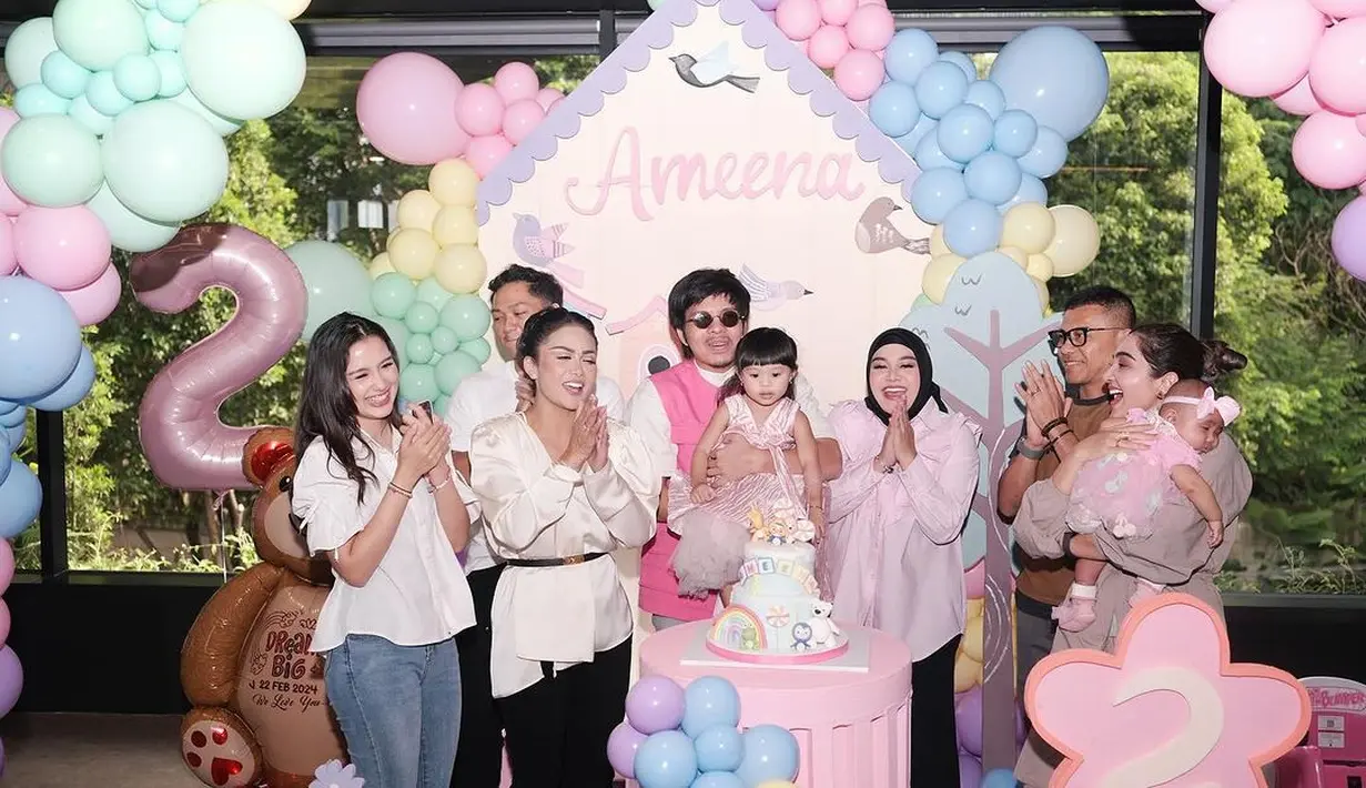 Sedangkan si bintang utama dalam pesta itu, Ameena tampil cantik mengenakan sleeveless dress warna baby pink. Penampilan Ameena makin gemas dengan tatanan rambut kuncir dua.