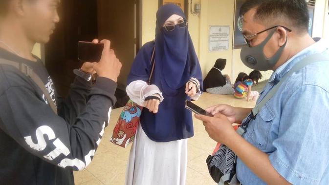 Suci Ariani saat menceritakan kasus perselingkuhannya di depan awak media di Kabupaten Ogan Ilir Sumsel (Liputan6.com / Nefri Inge)