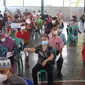 Ratusan lansia dan tenaga pendidik melakukan vaksinasi Covid-19 di Gor Total Persada, Kota Tangerang, Selasa (8/6/2021). Vaksinasi tersebut untuk melindungi mereka dari Covid-19  yang tengah mewabah. (Liputan6.com/Angga Yuniar)