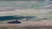 Tentara Armenia saat menghancurkan tank Azerbaijan di jalur kontak Republik Nagorno-Karabakh. (Photo credit: Armenian Defense Ministry via AP)