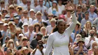 Petenis AS, Serena Williams berselebrasi setelah menang atas petenis Jerman, Julia Gorges pada semifinal Wimbledon 2018 di London, Kamis (12/7). Mantan petenis nomor 1 dunia itu melaju ke semifinal usai mengalahkan Goerges 6-2, 6-4. (AP/Tim Ireland)
