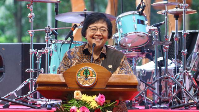 Menteri LHK, Siti Nurbaya saat memberikan sambutan di acara Panggung Kolaborasi Rimbawan di Arboretum Ir. Lukito Daryadi, Kompleks Gedung Manggala Wanabakti, Jakarta, Kamis 28 Maret 2024.