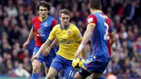 Aaron Ramsey mencoba melewati beberapa pemain Crystal Palace pada pertandingan Liga Premier Inggris antara Crystal Palace vs Arsenal di Selhurst Park, London (26/10/2013). (AFP/Ian Kington).