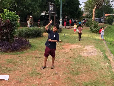 Anak-anak bermain di sekitar bantaran Kanal Banjir Timur (KBT), kawasan Cipinang Muara, Jakarta, Selasa (16/6/2020). Selama masa PSBB transisi, aktivitas di kawasan tersebut mulai kembali ramai. (Liputan6.com/Immanuel Antonius)