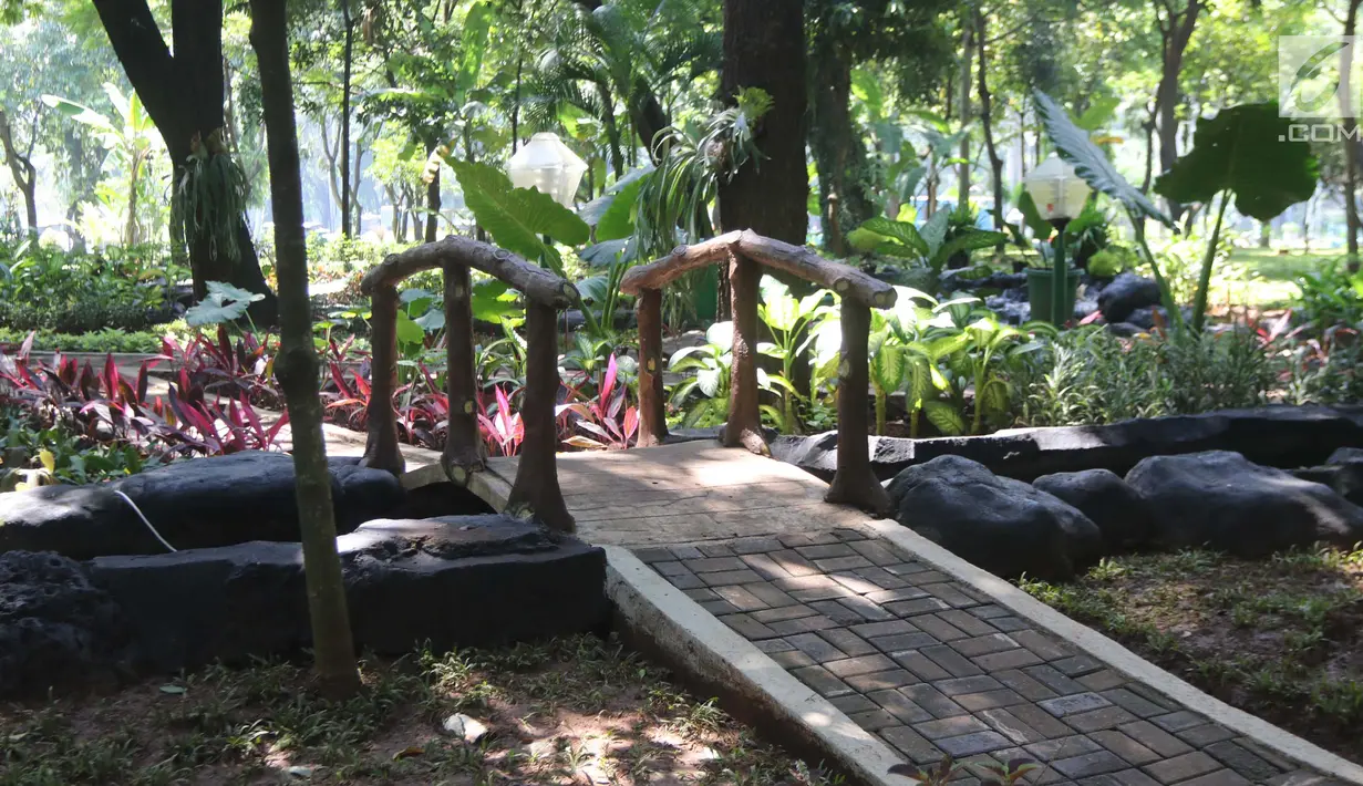 Suasana taman sisi barat Monumen Nasional (Monas), Jakarta Pusat, Rabu (28/3). Taman seluas 2 ribu meter persegi tersebut diproyeksikan dapat menjadi tempat rekreasi baru bagi warga Jakarta. (Liputan6.com/Arya Manggala)