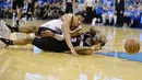 Pebasket OKC Thunder, Andre Roberson (21) berebut bola dengan Pebasket Spurs, Kawhi Leonard (2) saat terjatuh pada laga NBA Playoffs game ke-6 semifinal wilayah barat di Chesapeake Energy Arena,Oklahoma City, (12/5/2016). (Mark D. Smith-USA TODAY Sports)