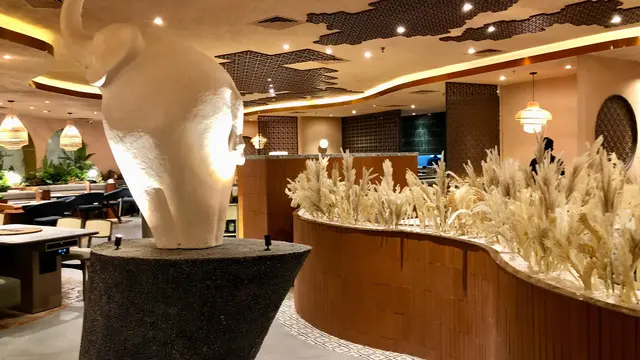 Ilustrasi suasana restoran Noya yang kaya akan elemen Thailand