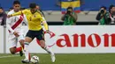 Penyerang Kolombia, Radamel Falcao (kanan) berusaha melewati bek Peru, Carlos Zambran di pertandingan Copa Amerika 2015 di Stadion Municipal Bicentenario, Chili, (22/6/ 2015). Peru lolos ke perempat final Copa America 2015. (REUTERS/Carlos Garcia Rawlins)