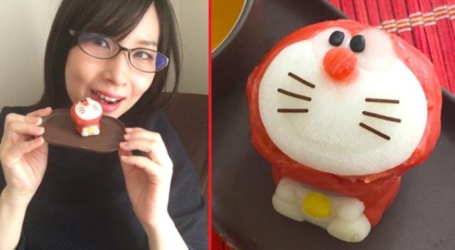 Meg dan kue mochi bentuk doraemon | Photo: Copyright rocketnews.com