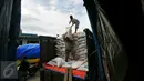 Pekerja menurunkan karung beras di pasar induk Cipinang, Jakarta, Selasa (27/12). Menteri Perdagangan (Mendag) Enggartiasto Lukita mengatakan, stok kebutuhan pokok pangan hingga akhir tahun akan cukup. (Liputan6.com/Angga Yuniar)