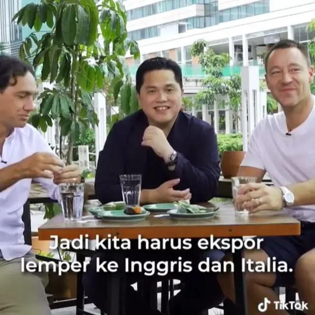 Makan Camilan khas Indonesia Bareng Erick Thohir, Dua Pesepakbola Legendaris Dunia Kepincut Lemper