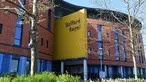 Suasana luar Rumah Sakit Salford Royal di Salford, Greater Manchester, Inggris (6/5). Dukungan terus mengalir untuk eks manajer MU Sir Alex Ferguson yang masih berjuang setelah operasi pendarahan otak. (AFP Photo/Paul Ellis)