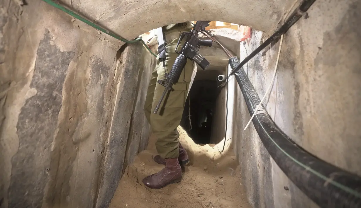 Para wartawan ditunjukkan sebuah terowongan yang mereka katakan adalah bagian dari jaringan bawah tanah luas yang digunakan Hamas untuk tujuan militer. (AP Photo/Victor R. Caivano)