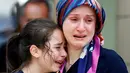 Kerabat salah satu korban ledakan di Istanbul berkabung di depan kamar mayat di Istanbul, Turki, Rabu (29/6). (REUTERS / Osman Orsal)