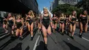 Para model berbaris di tengah jalan Paulista Avenue, Sao Paulo, mempromosikan kontes kecantikan Miss Bumbum 2017, Senin (7/8). Kontes yang menganugerahi wanita dengan pantat terindah seantero Brasil itu diadakan 6 November mendatang. (Nelson ALMEIDA/AFP)