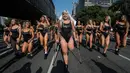 Para model berbaris di tengah jalan Paulista Avenue, Sao Paulo, mempromosikan kontes kecantikan Miss Bumbum 2017, Senin (7/8). Kontes yang menganugerahi wanita dengan pantat terindah seantero Brasil itu diadakan 6 November mendatang. (Nelson ALMEIDA/AFP)