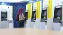 Pengunjung melakukan penarikan uang melalui ATM di kawasan Jakarta, Jumat (25/1). Hingga 2018 sendiri, kartu debit Mandiri yang beredar telah mencapai 18,7 juta keping. (Liputan6.com/Angga Yuniar)