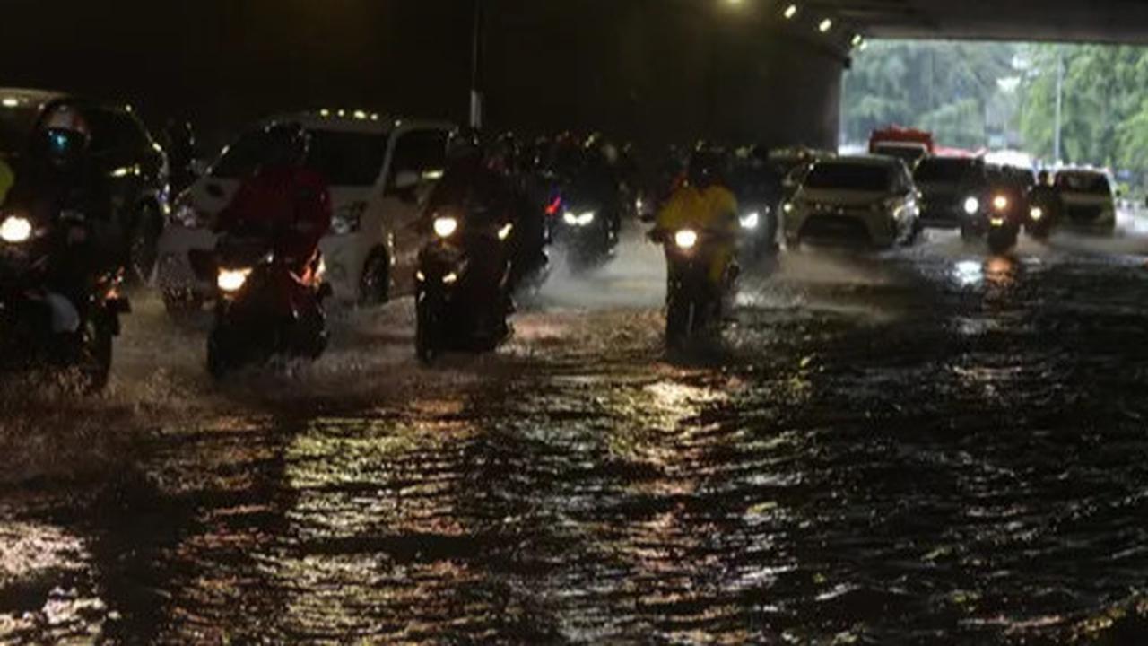 Update Ruas Jalan di Jakarta Masih Banjir, Ada yang Setinggi 30 Centimeter