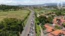 <p>Foto udara memperlihatkan kemacetan yang terjadi dalam Tol Tangerang-Merak, Banten, Jumat (29/4/2022). Kemacetan sepanjang 7 Kilometer mengular hingga ke dalam tol akibat lonjakan pemudik yang hendak menyeberang ke Pulau Sumatera melalui Pelabuhan Merak. (Liputan6.com/Angga Yuniar)</p>