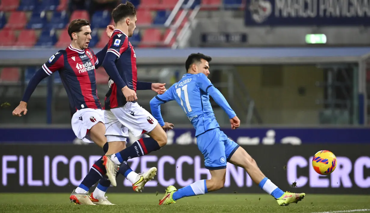 Pemain Napoli Hirving Lozano (kanan) bersaing memperebutkan bola dengan pemain Bologna Luis Binks pada pertandingan sepak bola Liga Italia di Stadion Renato Dall'Ara, Bolgona, Italia, 17 Januari 2022. Napoli menang 2-0. (Massimo Paolone/dpa via AP)