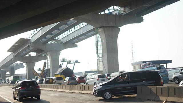 Pemudik Terobos Pembatas Tol di Cikarang
