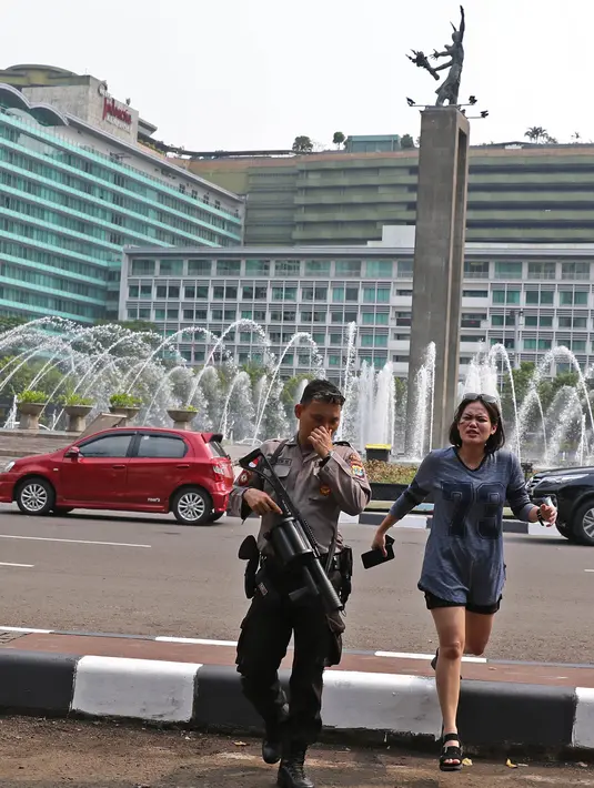Brigpol Inardi Susanto asal Polres Tarakan bersama keluarga yang mengunjunginya di kawasan Bundaran HI, Jakarta, Minggu (9/6/2019). Lebaran tahun ini, Brigpol Inardi tak bisa pulang kampung halaman karena harus menjaga keamanan Ibu Kota pasca pelaksanaan Pemilu 2019.  (Liputan6.com/Herman Zakharia)