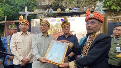 Menteri Kebudayaan Fadli Zon Dianugerahi Gelar Kehormatan Adat Muna Sangia Tilano Lia Metaduno