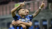 Striker Inter Milan, Lautaro Martinez, melakukan selebrasi usai mencetak gol ke gawang Fiorentina pada laga Seria A di Stadion Giuseppe Meazza, Minggu (27/9/2020). Inter Milan menang dengan skor 4-3. (AP/Luca Bruno)