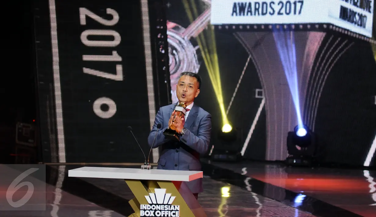 Chew Kin Wah (Cek Toko Sebelah) terpilih menjadi Pemeran Pendukung Pria Terbaik pada Indonesian Box Office Movie Awards 2017 di Studio 6 Emtek City, Jakarta, Rabu (29/3). (Liputan6.com/Helmi Fithriansyah)