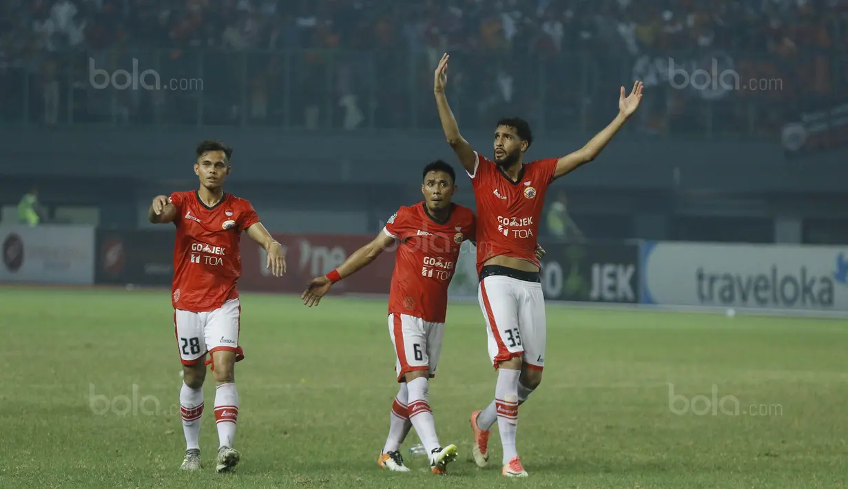 Bek Persija, William Pacheco, bersama rekan-rekannya merayakan kemenangan atas Bhayangkara FC pada laga Liga 1 di Stadion Patriot Bekasi, Jawa Barat, Sabtu (29/7/2017). Persija menang 1-0 atas Bhayangkara FC. (Bola.com/M Iqbal Ichsan)