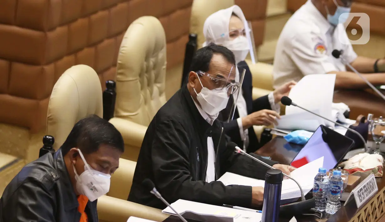 Menteri Perhubungan Budi Karya Sumadi hadir pada rapat kerja di ruang rapat Komisi V DPR RI, kompleks parlemen, Jakarta, Rabu (3/2/2021). Rapat kerja yang di hadiri juga oleh KNKT, BMKG, dan Basarnas membahas mengenai musibah jatuhnya pesawat Sriwijaya Air SJ-182. (Liputan6.com/Angga Yuniar)