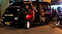 Sopir angkot yang masih berusia remaja ditangkap aparat Polresta Depok lantaran mengemudikan kendaraan secara ugal-ugalan dan menyebabkan kecelakaan. (Liputan6.com/Ady Anugrahadi) 