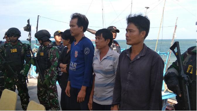 ABK Kapal Vietnam yang diamankan KRI Bung Tomo di Laut Natuna. (Liputan6.com/Ajang Nurdin)