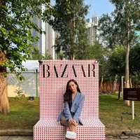 One set blazer berwarna biru ini akan membuatmu semakin trendy, lho. (instagram/bebytsabina)