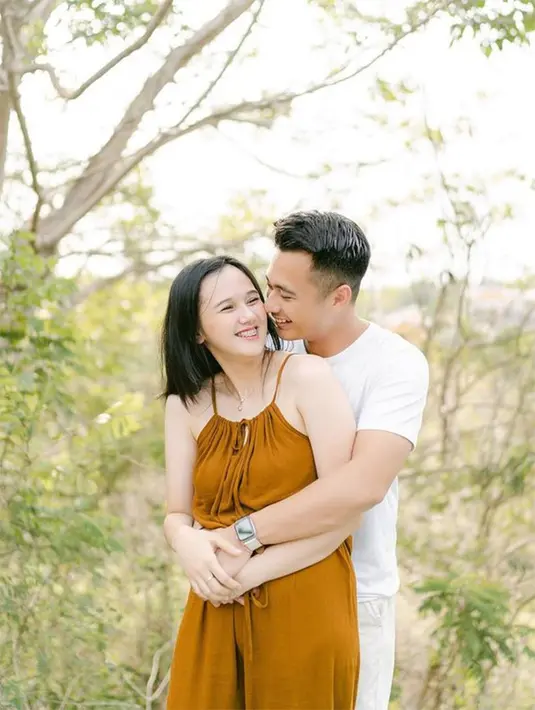 <p>Potret bahagia Eza Gionino dan Meiza Aulia Coritha menikmati liburan. Pasangan ini juga salah satu artis yang jauh dari gosip. Keduanya tampak begitu harmonis dan kerap pamer kemesraan. [dok. Instagram/ma_coritha]</p>