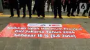 <p>Sejumlah massa simpatisan Partai Buruh dan beberapa serikat buruh membentangkan spanduk saat melakukan demo di depan Balai Kota DKI Jakarta, Selasa (28/11/2023). Mereka meminta kenaikan Upah Minimum Provinsi (UMP) 2024 sebesar 15 persen. (Liputan6.com/Herman Zakharia)</p>