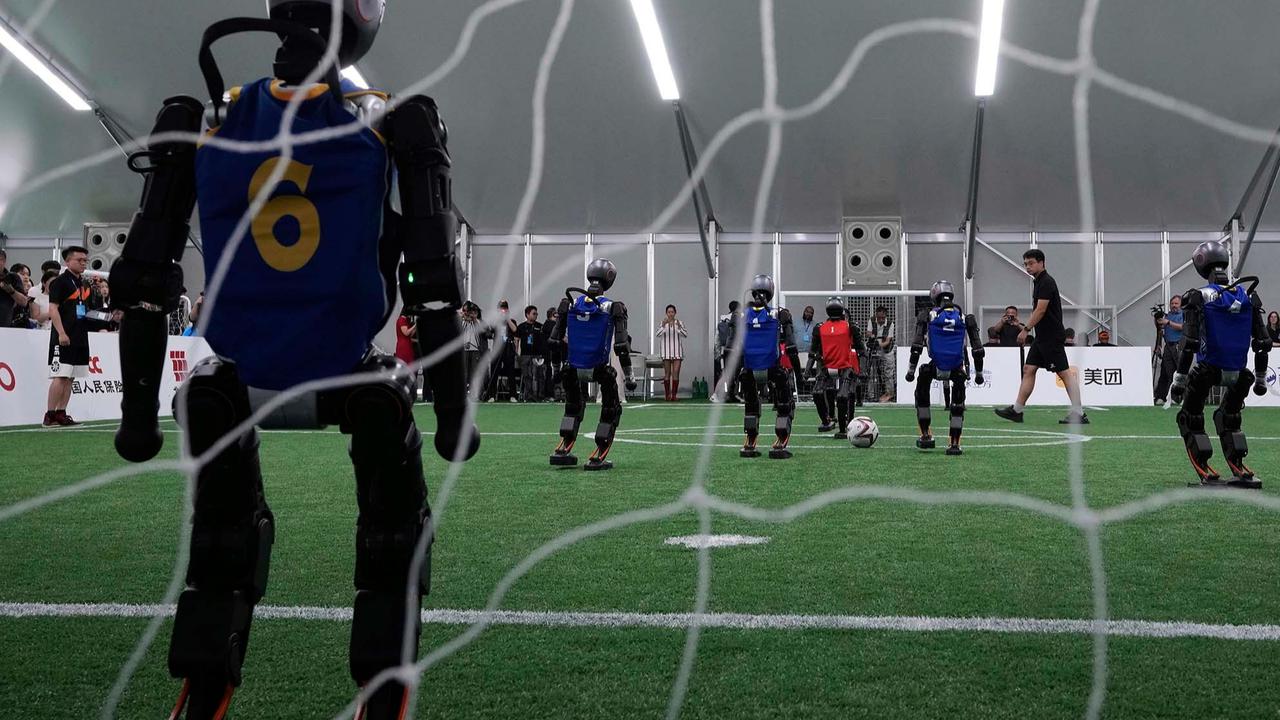 FOTO: Aksi Seru Robot Humanoid Main Bola Jelang World Humanoid Robot Games 2025