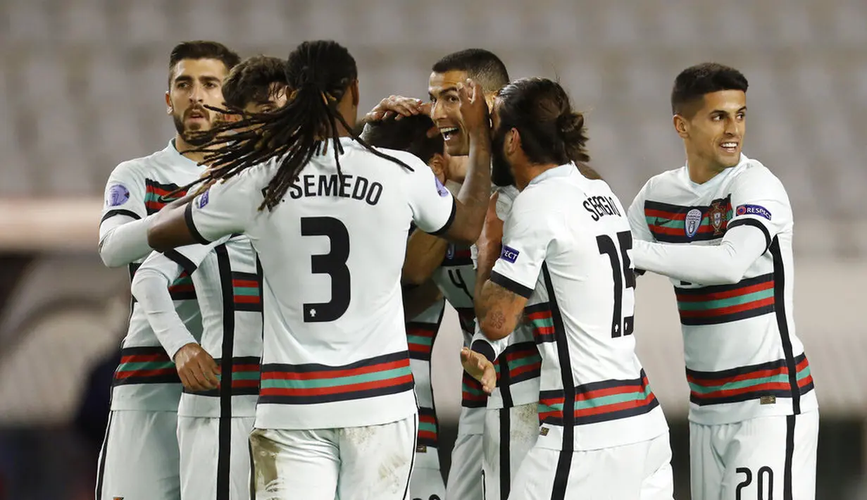 Para pemain Portugal merayakan gol yang dicetak oleh Ruben Dias ke gawang Kroasia pada laga UEFA Nations League di Stadion Poljud, Rabu (18/11/2020). Portugal menang dengan skor 3-2. (AP/Darko Bandic)